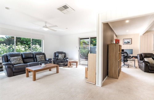Mawson House | Cheerful 3 Bedroom Residential Home with Pool