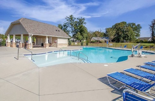 Duncan House | Cheerful 3 BR, 2.5 BR (sleeps 6-7) patio/pool
