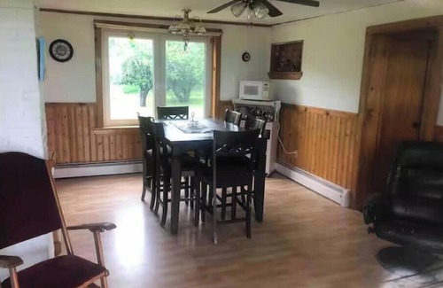 North River Bridge House | Cheerful 3 bedroom home with mountain view