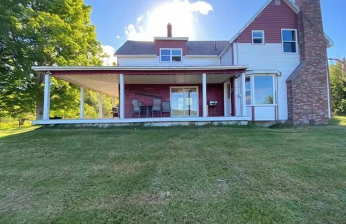North River Bridge House | Cheerful 3 bedroom home with mountain view
