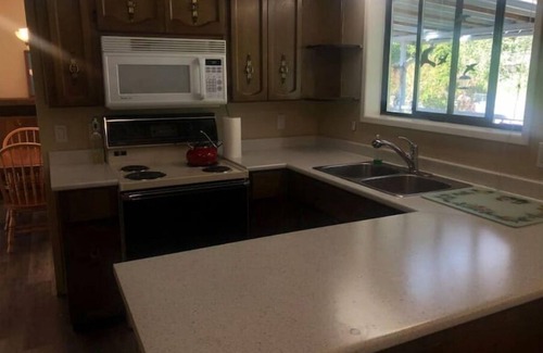 Boston Bar Cottage | Cheerful 4 bedroom cottage in the Fraser Canyon