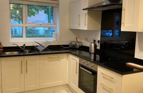 Salford House | Cheerful 4-bedroom house with multiple car parking