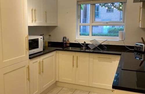 Salford House | Cheerful 4-bedroom house with multiple car parking