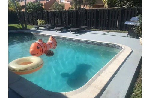 Sunrise House | Cheerful 4bd with pool near Beach Stadium Casino +