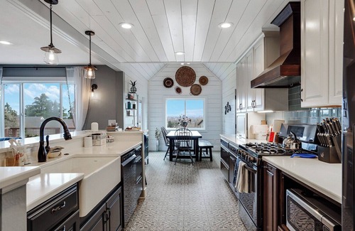 West Salem House | Cheerful 4bed, 2bath deck w/city views PetFriendly!