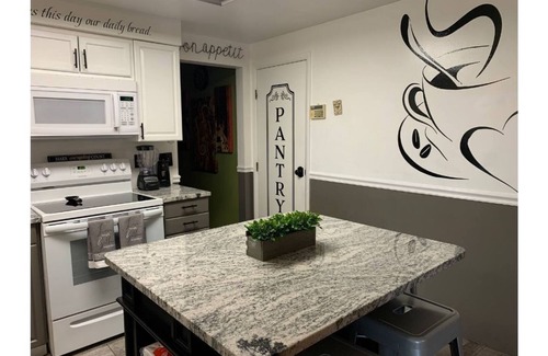 Trotwood House | Cheerful 4BR/12BD “Ravishing Ranch”