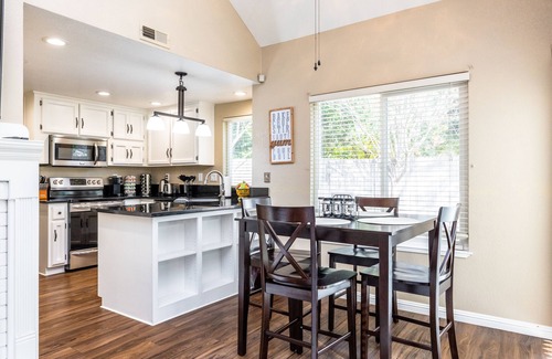 South Natomas House | Cheerful 4BR Home W/Washer & Dryer + Fireplace