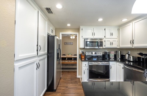 South Natomas House | Cheerful 4BR Home W/Washer & Dryer + Fireplace