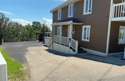 Pointe-au-Pic Cottage | Cheerful 5 Bedroom Cottage Mins from Casino