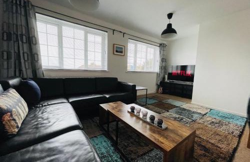 Severn Beach House | Cheerful 5-bedroom with free parking