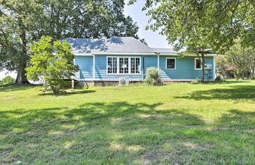 Boyd Tavern House | Cheerful and Bright Cottage with Pond View