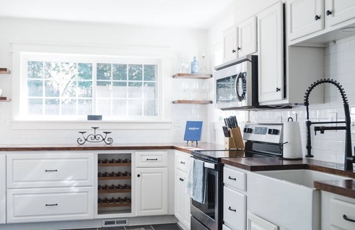 Forest Park House | Cheerful Avondale Bungalow