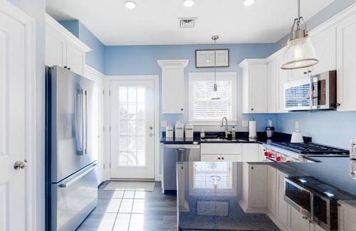 Arundel Condo | Cheerful condo w/central AC, private washer/dryer, on-site pool