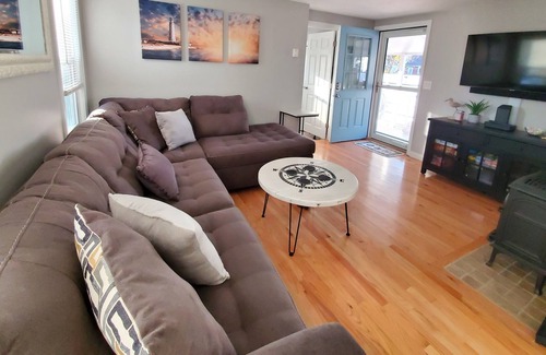 Plymouth Cottage | Cheerful Cottage Near White Horse Beach