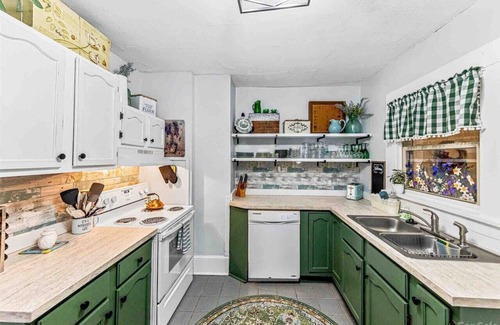 Woodfin Cottage | Cheerful Cottage Retreat + Quick Downtown Access