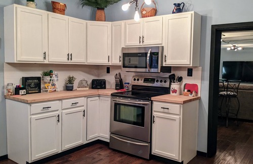 Buckeye Lake Cottage | Cheerful & cozy 3 bedroom cottage near lake with hot tub