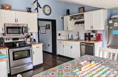 Buckeye Lake Cottage | Cheerful & cozy 3 bedroom cottage near lake with hot tub