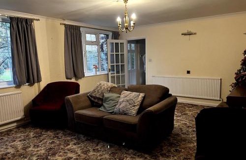 Besthorpe House | Cheerful Four Bedroom Cottage with Spacious Garden