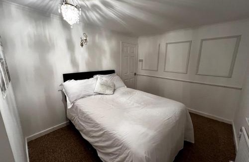 Besthorpe House | Cheerful Four Bedroom Cottage with Spacious Garden