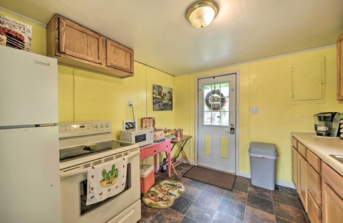 Grand Rivers Cottage | Cheerful Grand Rivers Cottage, 1/2 Mi to Lake