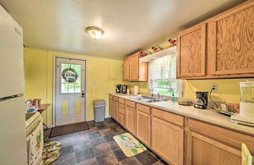 Grand Rivers Cottage | Cheerful Grand Rivers Cottage, 1/2 Mi to Lake