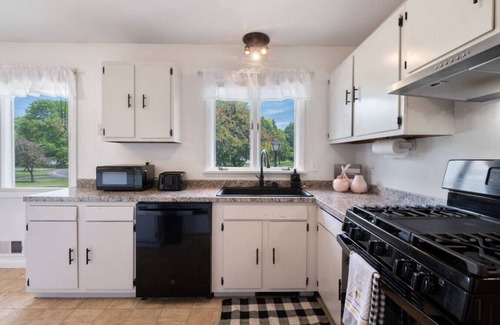 Henrietta House | Cheerful Henrietta 4BDRM. w/Garage - Pets welcome!