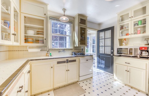 Amazon House | Cheerful home with patio & yard - walk to parks, trails & Hayward Field