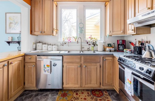 Wilmington House | Cheerful house, big yard, large groups welcome