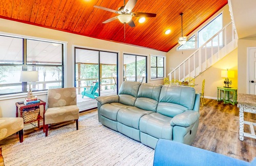 Chipley House | Cheerful lake house with a large deck, kayaks, washer/dryer, and central AC