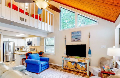 Chipley House | Cheerful lake house with a large deck, kayaks, washer/dryer, and central AC