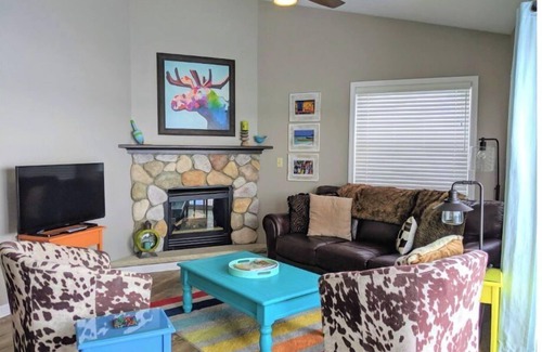 Onekama Condo | Cheerful Lakefront Condo Between 2 Lakes