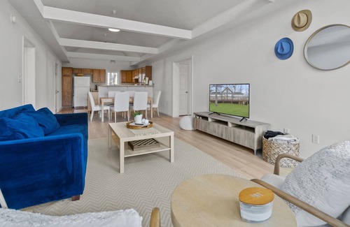 Cats Paw Cottage | Cheerful Open Space with Water Access & Fire Pit