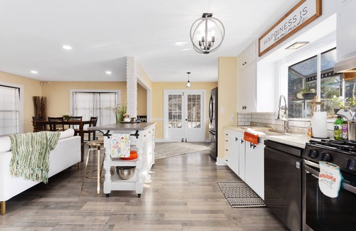 Platte Woods House | Cheerful, southwest-inspired heartland hideaway