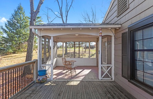 Platte Woods House | Cheerful, southwest-inspired heartland hideaway