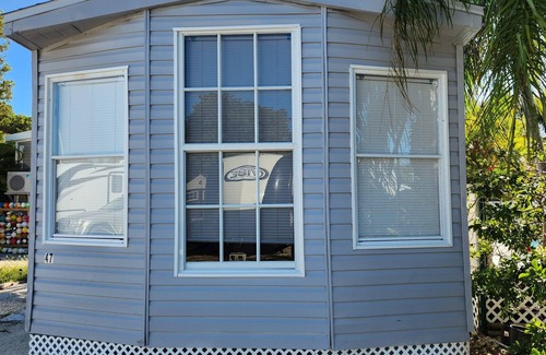 Big Pine Key Cottage | Cheerful Tiny House, 35 min to Key West, comes with free pool and parking