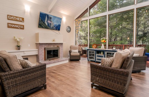 Willits House | Cheerful two bedroom Home with indoor fireplace