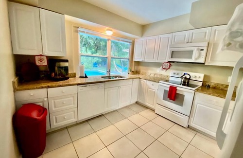 Golden Glades House | Cheerful Villa with Pool