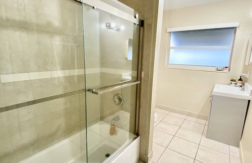 Golden Glades House | Cheerful Villa with Pool