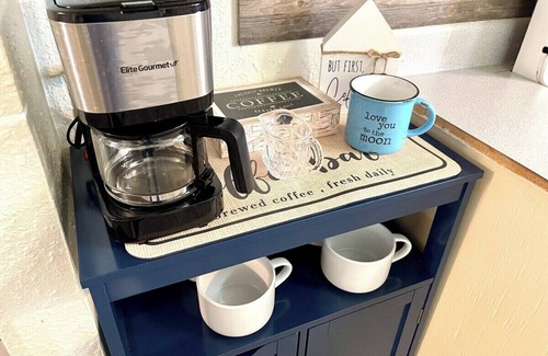 Port Neches House | Cheerful Watercolors in 2BR Cottage