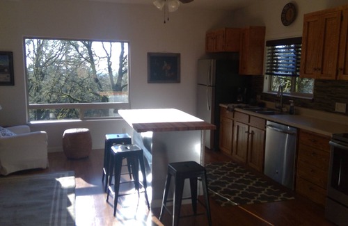 Newberg House | Chehalem Mountain Hideaway