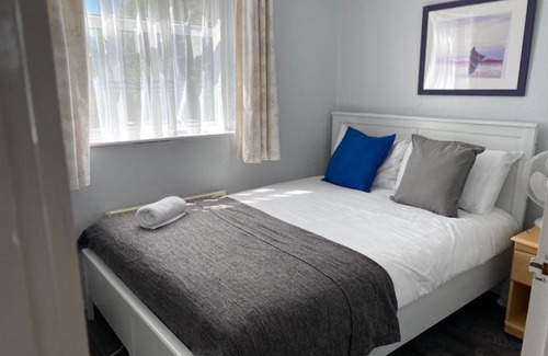 Dunstable House | Chelsea Garden -Huku Kwetu- Dunstable - Spacious 4 Bedroom House -L&D Hospital - London -M1- Airport -Group Accommodation up to 9 People