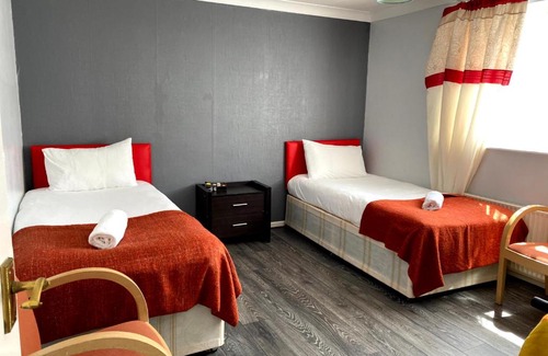 Dunstable House | Chelsea Garden -Huku Kwetu- Dunstable - Spacious 4 Bedroom House -L&D Hospital - London -M1- Airport -Group Accommodation up to 9 People