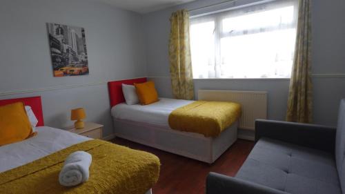Dunstable House | Chelsea House-Huku Kwetu Dunstable-3 Bedroom House-Garden-Free Wifi-Bicycle parks-Private parking-16km from London Luton airport-close to Woburn Abbey
