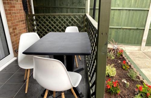 Dunstable House | Chelsea House-Huku Kwetu Dunstable-3 Bedroom House-Garden-Free Wifi-Bicycle parks-Private parking-16km from London Luton airport-close to Woburn Abbey