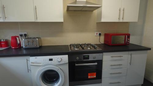 Dunstable House | Chelsea House-Huku Kwetu Dunstable-3 Bedroom House-Garden-Free Wifi-Bicycle parks-Private parking-16km from London Luton airport-close to Woburn Abbey