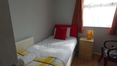 Dunstable House | Chelsea House-Huku Kwetu Dunstable-3 Bedroom House-Garden-Free Wifi-Bicycle parks-Private parking-16km from London Luton airport-close to Woburn Abbey