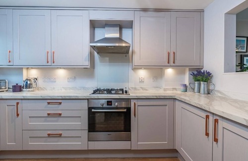 Cheltenham House | Cheltenham 'Hidden Gem' with Parking, Walk to Town