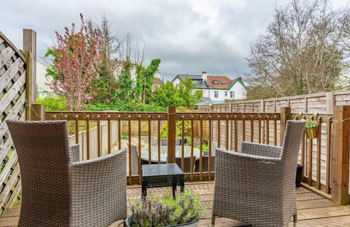 Cheltenham House | Cheltenham 'Hidden Gem' with Parking, Walk to Town