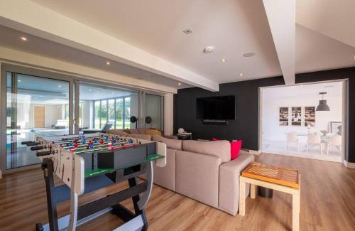Cheltenham House | Cheltenham's Most Luxurious House - Beautiful Hot Tub & Indoor Pool