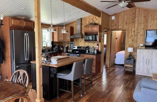 Joly Cottage | Cherish Lakeside Moments: Create Memories in Paradise